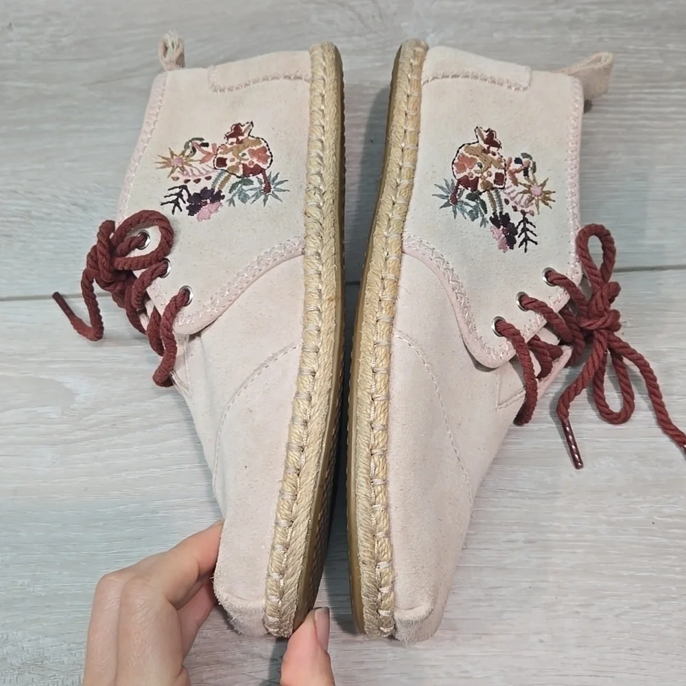 Toms Women Embroidered Suede Flower Shoes in Pink Boots Sz 6.5